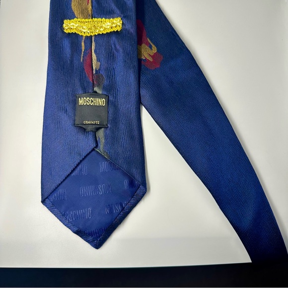Vintage Moschino Cravatte Bleeding Heart Rare Silk Classic Tie ITALY Heart - Picture 2 of 9